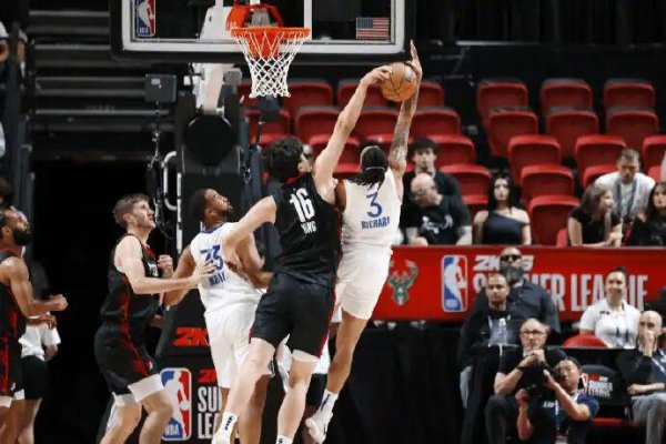 银易配资网 杨瀚森NBA首秀惊艳！3名对手被打急眼，赛后勇士记者竟这样说